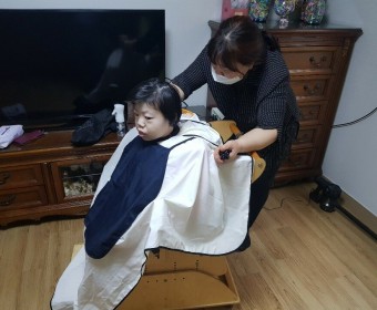 외부활동에 어려움을 느끼는 분들을 찾아가 방문이미용을 진행하였습니다.