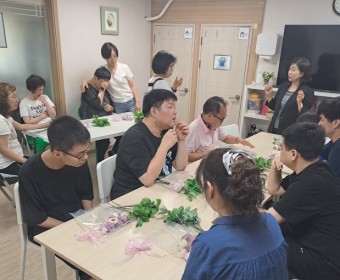 강사님의 설명을 들은 후 완성되는 꽃다발은 언제나 정답~인기 최고 원예치료시간 ^^
