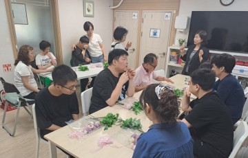 강사님의 설명을 들은 후 완성되는 꽃다발은 언제나 정답~인기 최고 원예치료시간 ^^