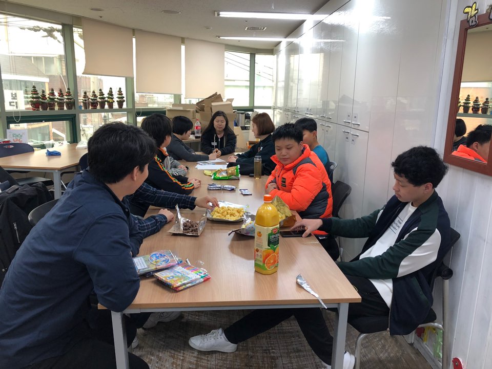 상담사례지원팀 동원봉사단과 함께하는 토요일 멘토링프로그램 상담사례지원팀 동원봉사단과 함께하는 토요일 멘토링프로그램