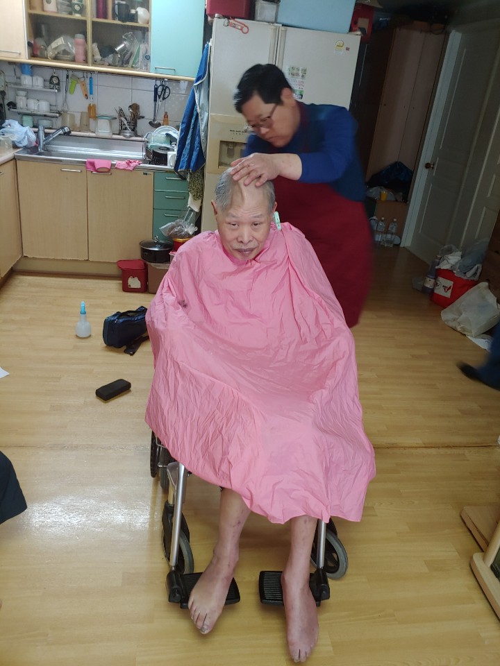 전문이미용봉사자와 함께하는 10월 방문이미용 전문이미용봉사자와 함께하는 10월 방문이미용