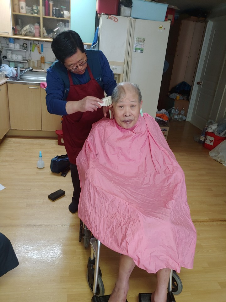 전문이미용봉사자와 함께하는 10월 방문이미용 전문이미용봉사자와 함께하는 10월 방문이미용