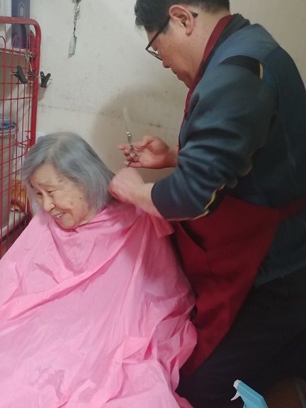 전문이미용봉사자와 함께 하는 3월 방문이미용 전문이미용봉사자와 함께 하는 3월 방문이미용