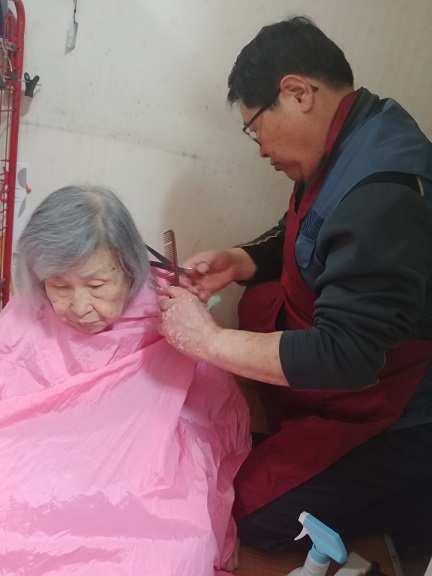 전문이미용봉사자와 함께 하는 3월 방문이미용 전문이미용봉사자와 함께 하는 3월 방문이미용